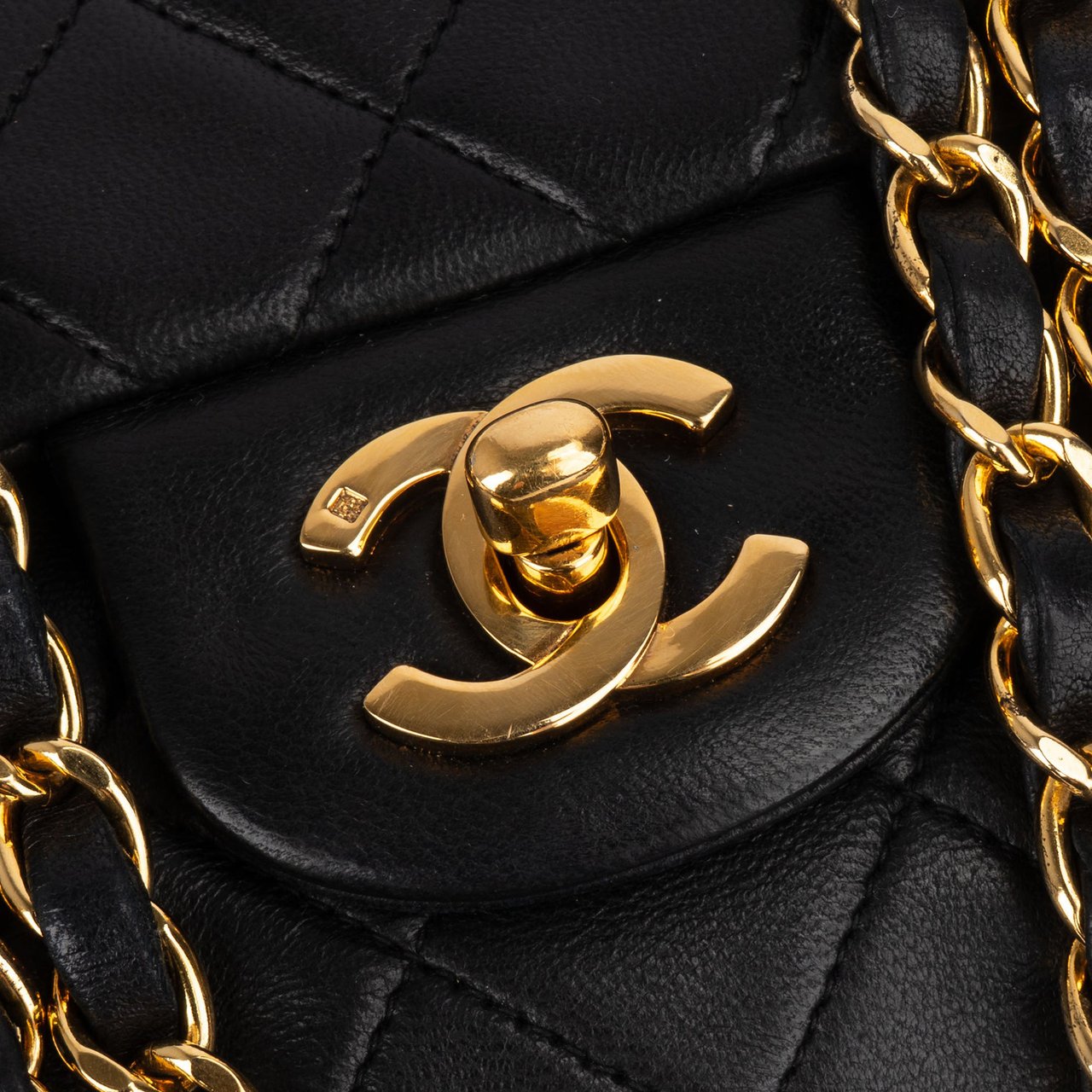 Chanel Chanel Quilted Lambskin 24K Gold Small Double Flap Crossbody Bag Zwart