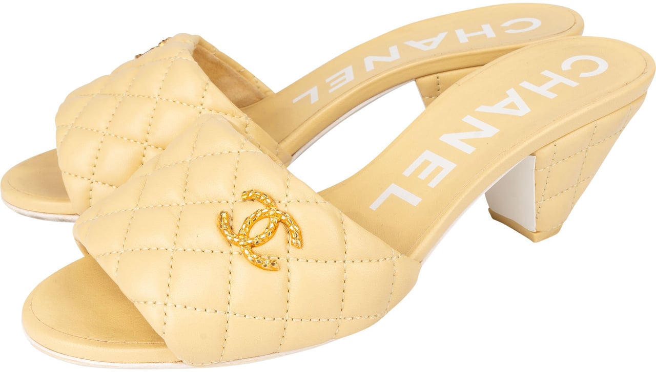 Chanel Chanel Quilted Lambskin CC Sandals (38) Geel