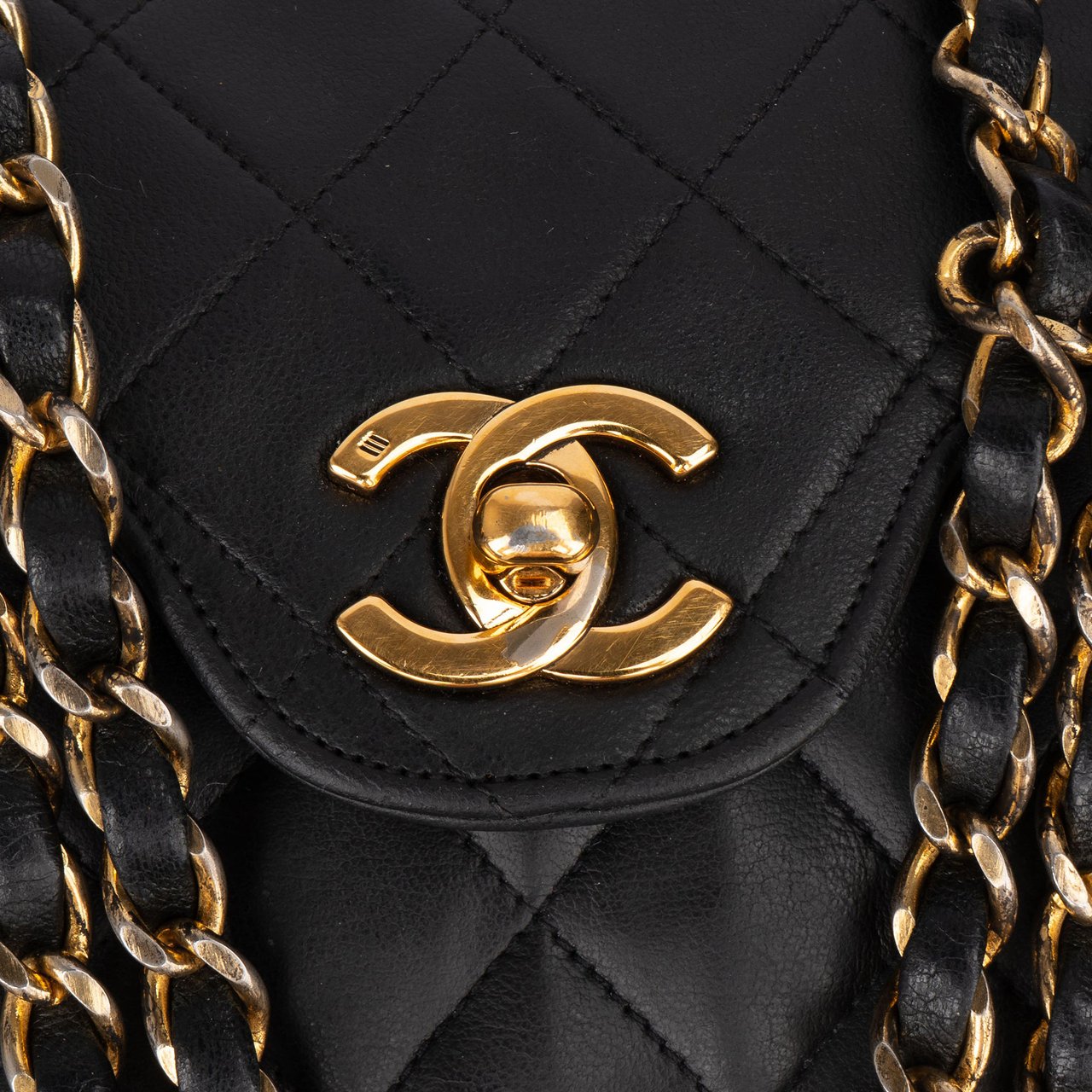 Chanel Chanel Quilted Lambskin 24K Gold Medium Double Flap Crossbody Bag Zwart