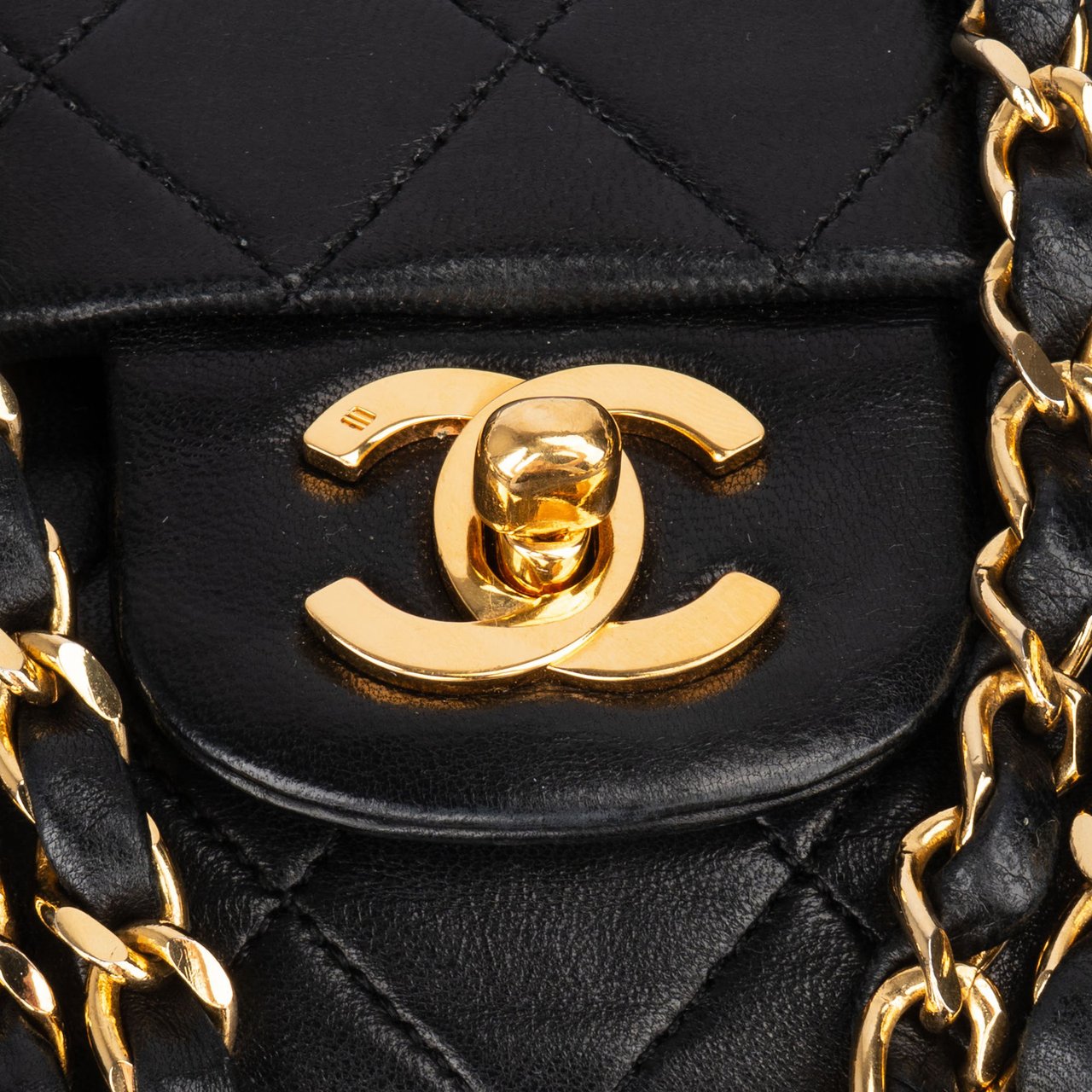 Chanel Chanel Quilted Lambskin 24K Gold Small Double Flap Crossbody Bag Zwart