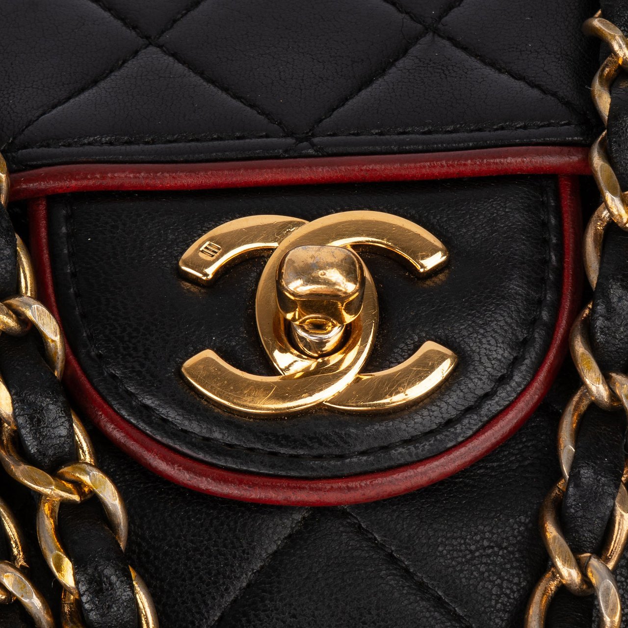 Chanel Chanel Bicolor Quilted Lambskin 24K Gold Single Flap Crossbody Bag Zwart