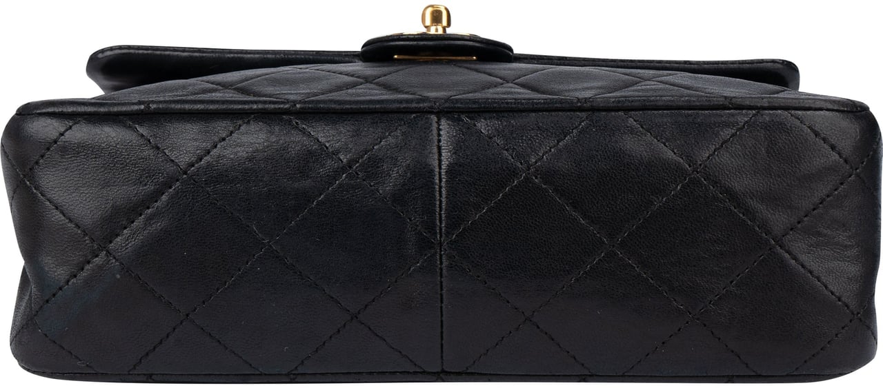Chanel Chanel Quilted Lambskin 24K Gold Single Flap Crossbody Bag Zwart