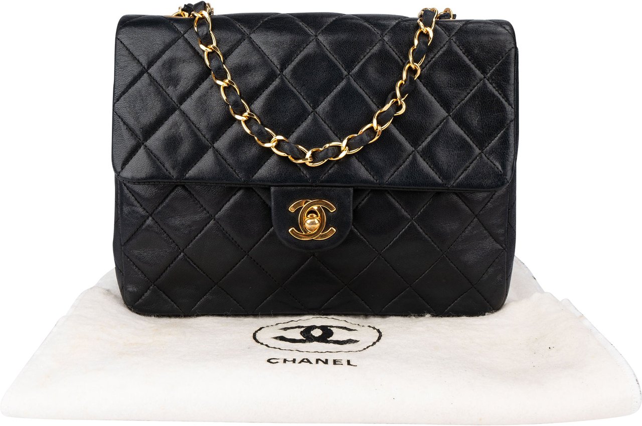 Chanel Chanel Quilted Lambskin 24K Gold Single Flap Crossbody Bag Zwart