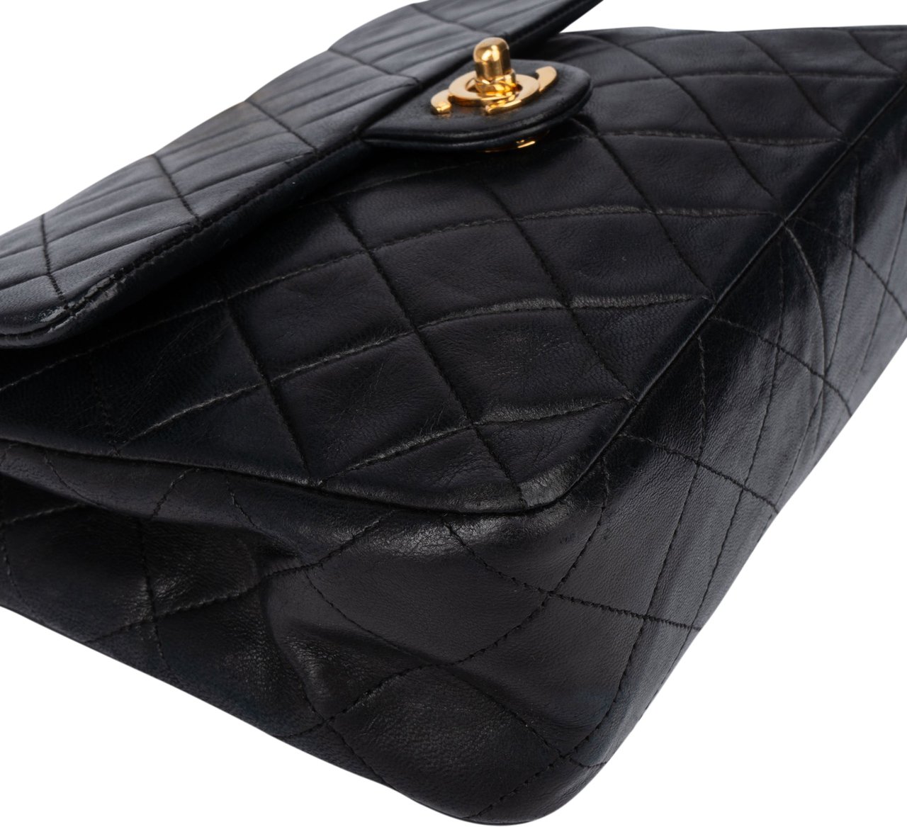 Chanel Chanel Quilted Lambskin 24K Gold Single Flap Crossbody Bag Zwart