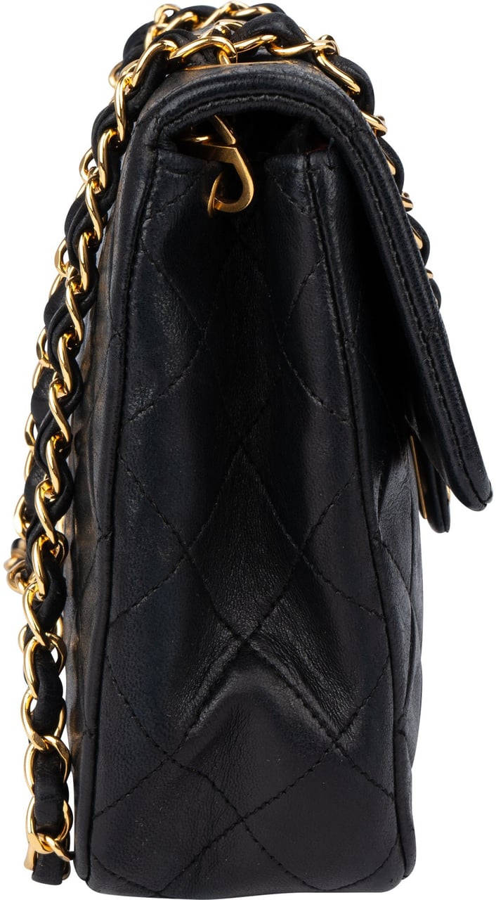 Chanel Chanel Quilted Lambskin 24K Gold Single Flap Crossbody Bag Zwart