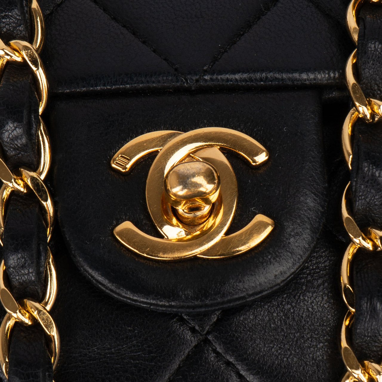 Chanel Chanel Quilted Lambskin 24K Gold Single Flap Crossbody Bag Zwart