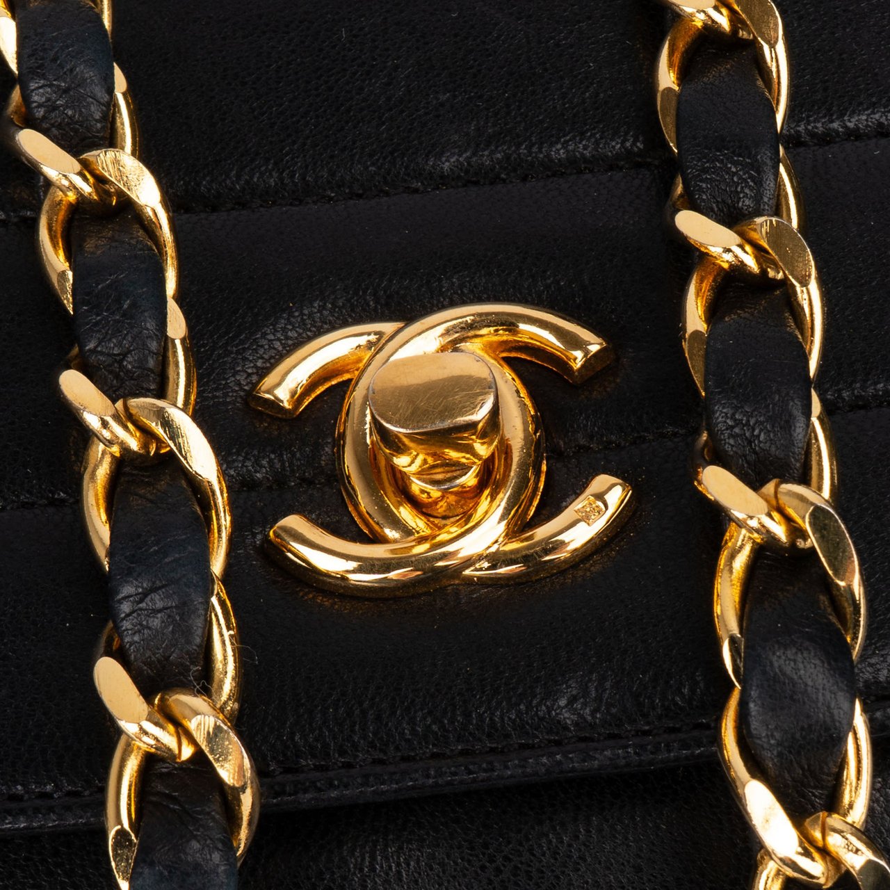 Chanel Chanel Quilted Lambskin 24K Gold Single Flap Shoulder Bag Zwart