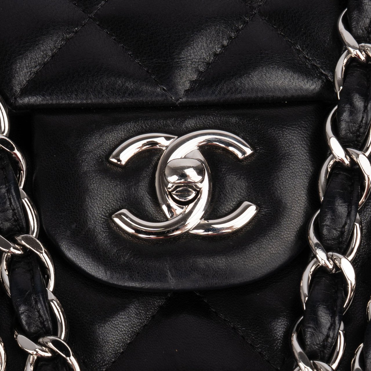 Chanel Chanel Quilted Lambskin Palladium Jumbo Double Flap Crossbody Bag Zwart