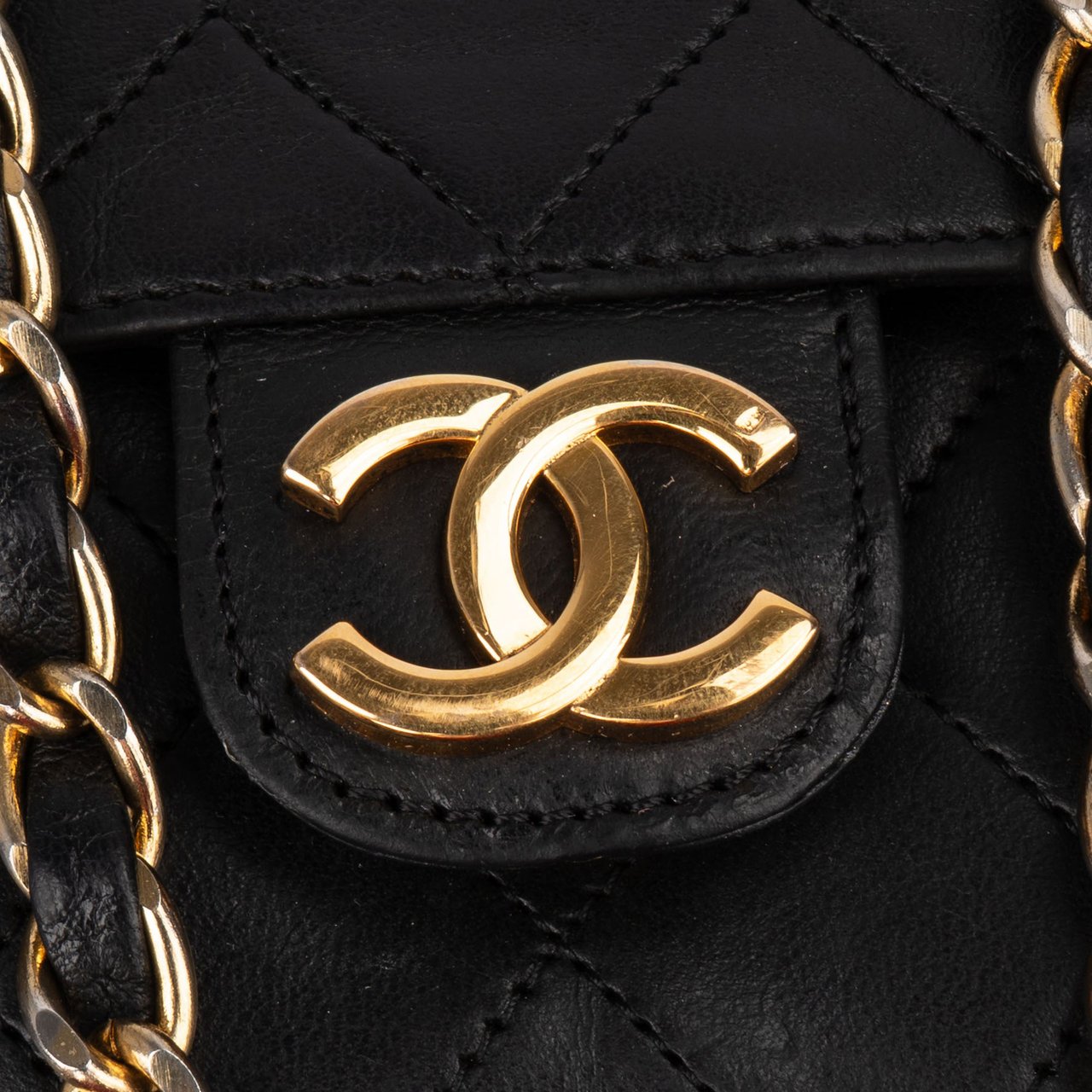 Chanel Chanel Quilted Lambskin 24K Gold Single Flap Shoulder Bag Zwart