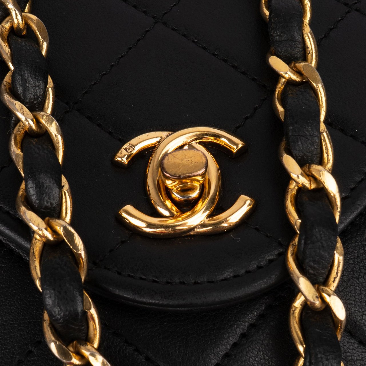 Chanel Chanel Quilted Lambskin 24K Gold Single Flap Shoulder Bag Zwart