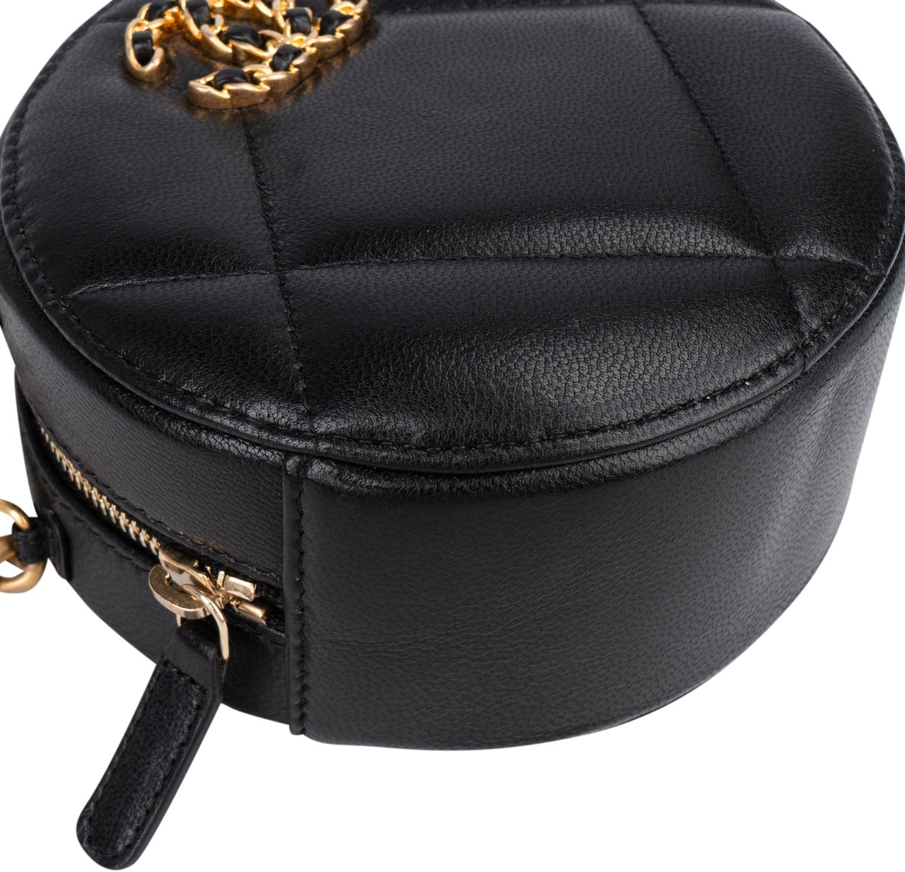 Chanel Chanel 19 Quilted Lambskin Round Crossbody Bag Zwart