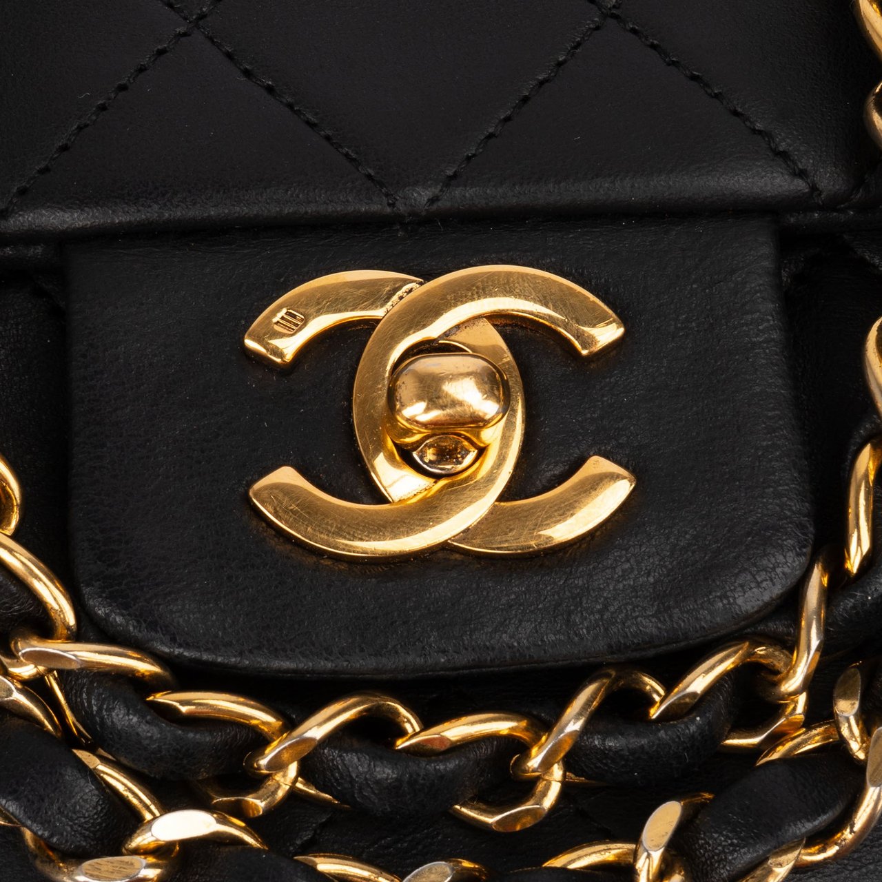 Chanel Chanel Quilted Lambskin 24K Gold Single Flap Crossbody Bag Zwart