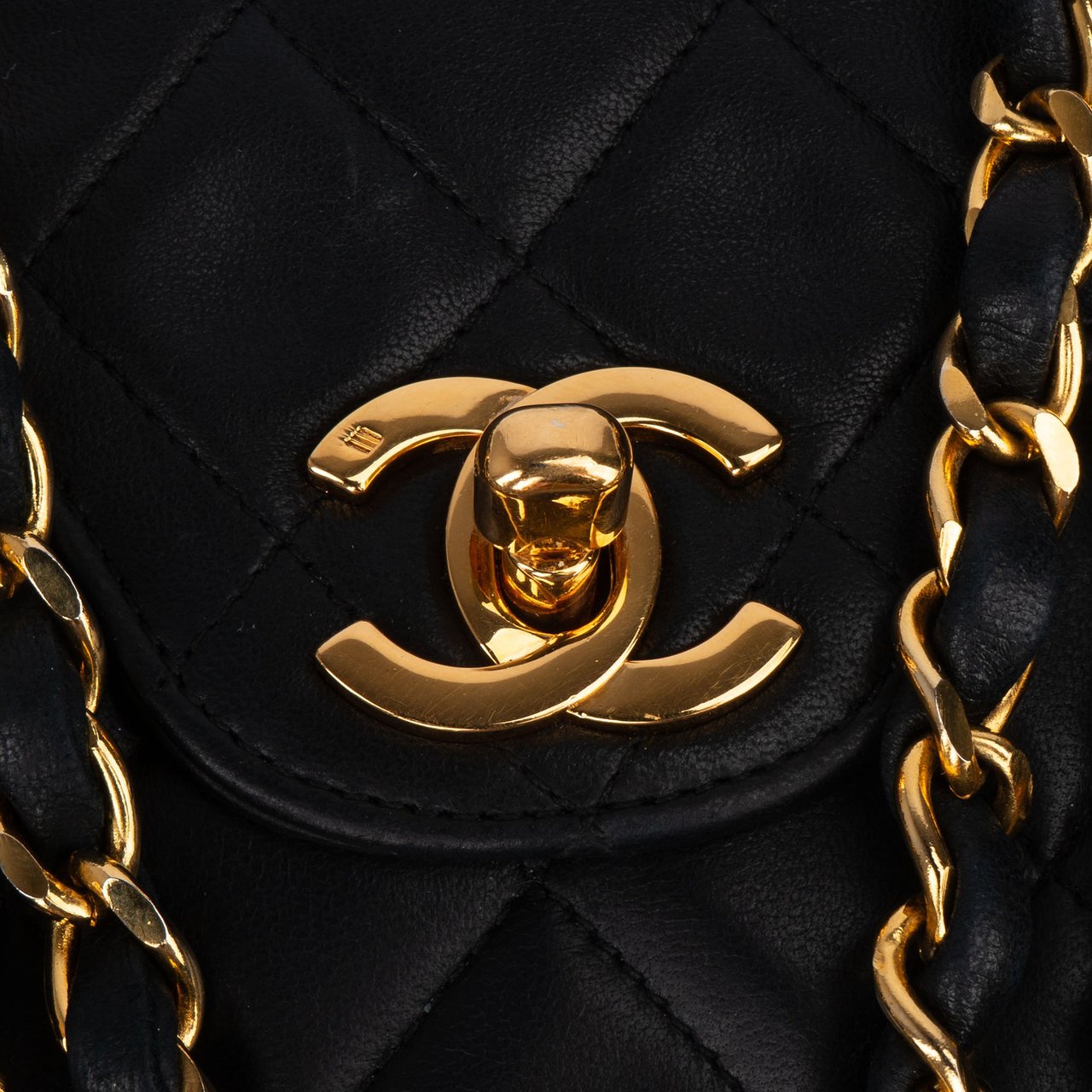 Chanel Chanel Quilted Lambskin 24K Gold Small Double Flap Crossbody Bag Zwart