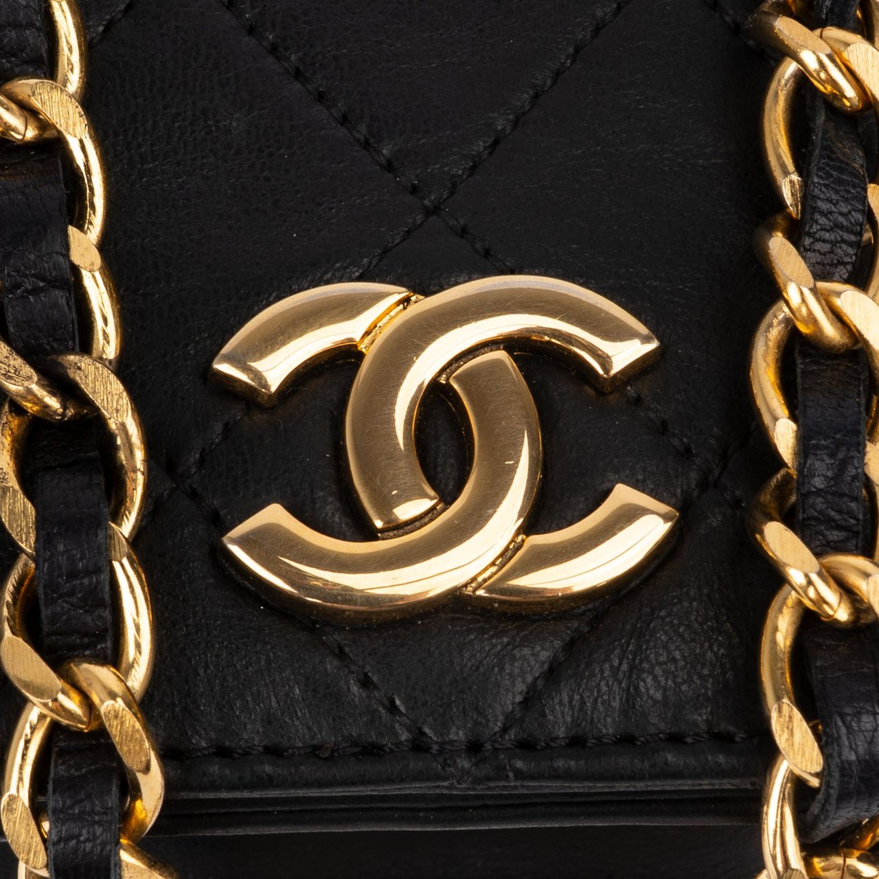 Chanel Chanel Quilted Lambskin 24K Gold Single Flap Shoulder Bag Zwart