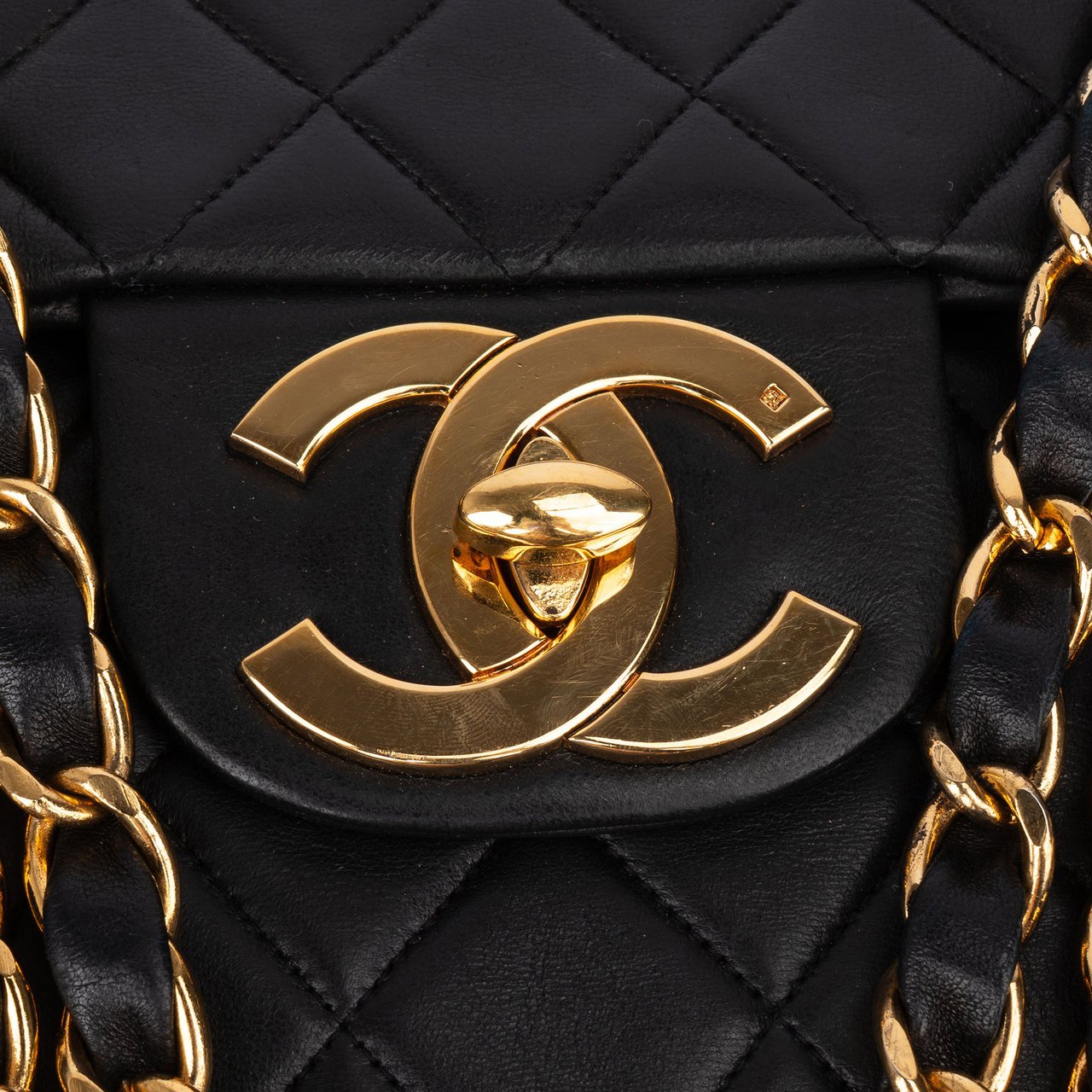 Chanel Chanel Quilted Lambskin 24K Gold Jumbo Single Flap Crossbody Bag Zwart