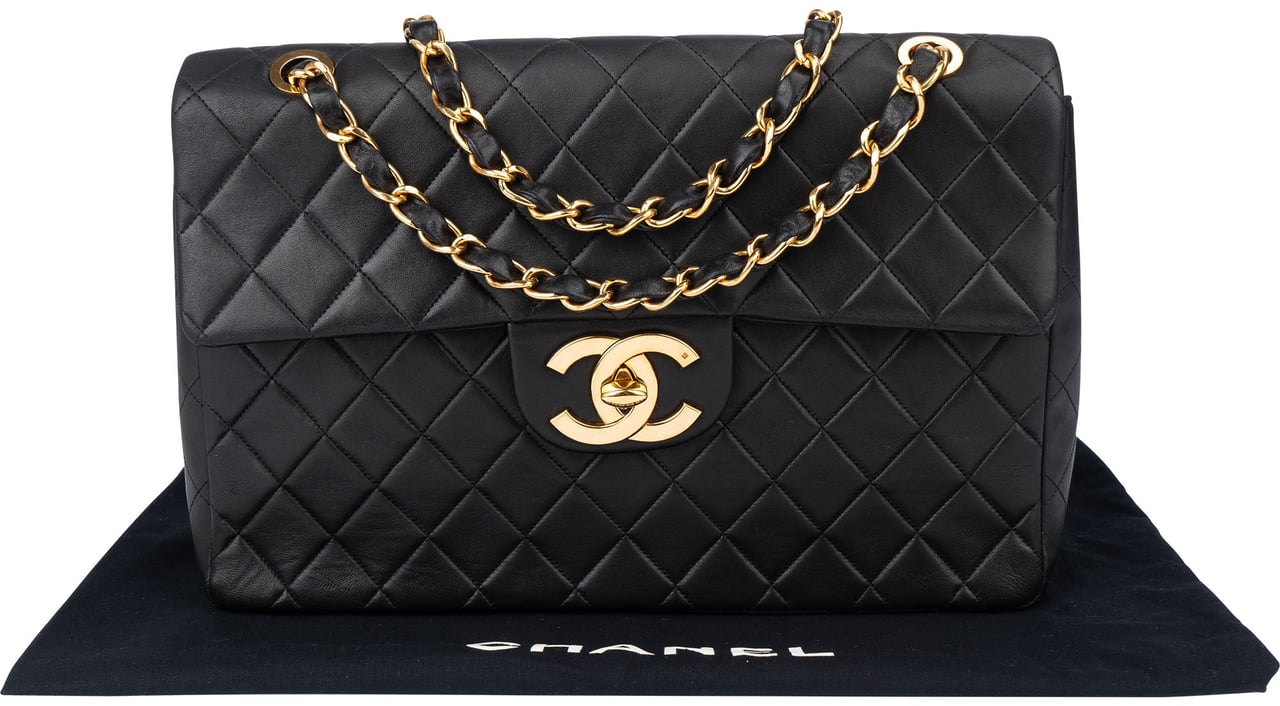 Chanel Chanel Quilted Lambskin 24K Gold Jumbo Single Flap Crossbody Bag Zwart