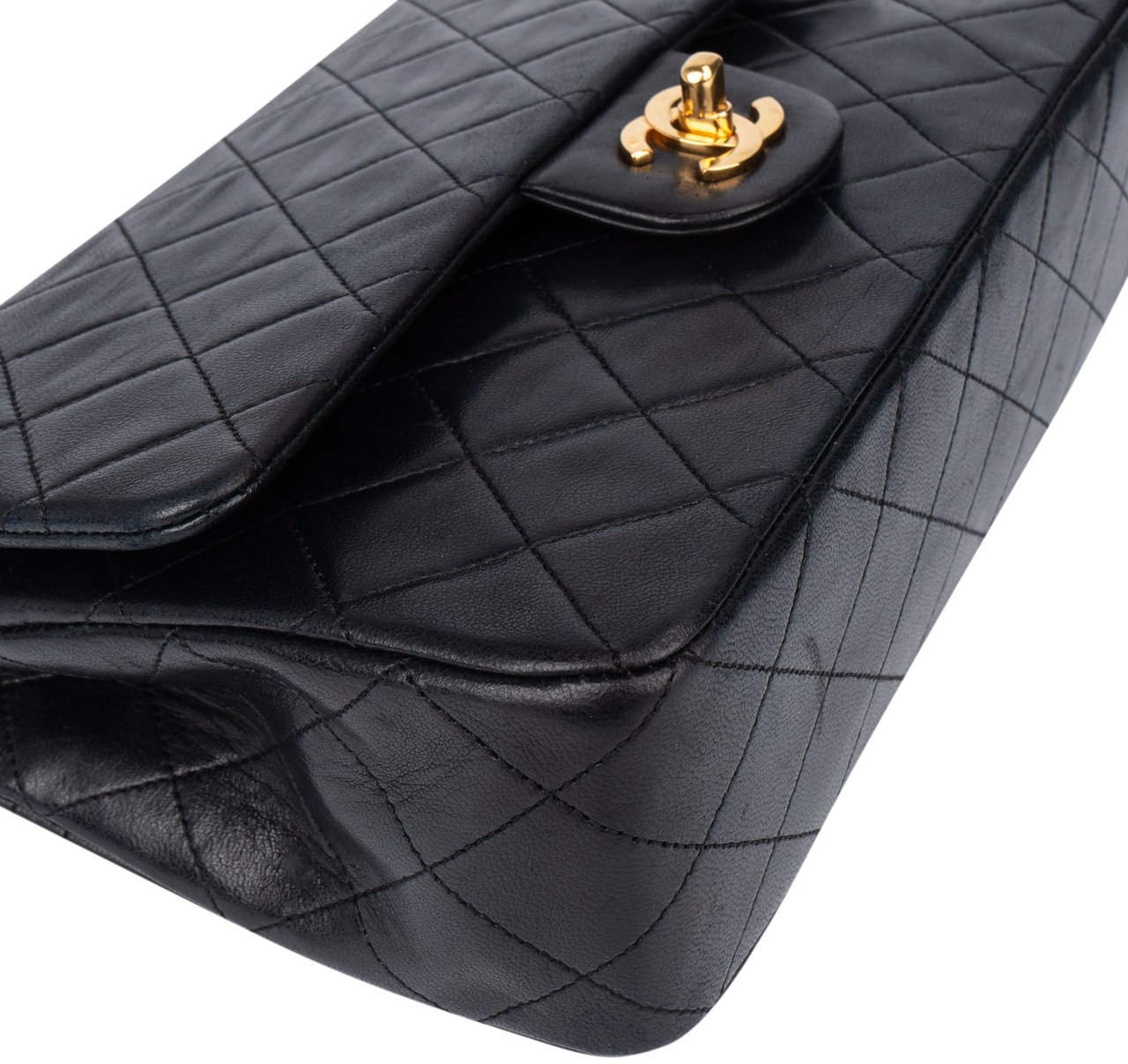 Chanel Chanel Quilted Lambskin 24K Gold Medium Double Flap Crossbody Bag Zwart