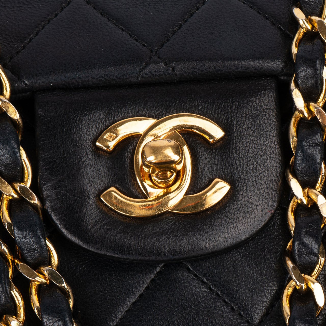 Chanel Chanel Quilted Lambskin 24K Gold Medium Double Flap Crossbody Bag Zwart