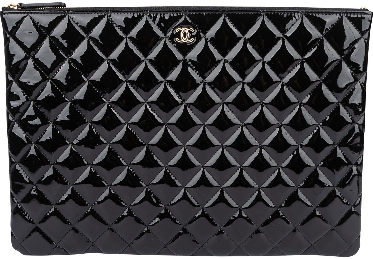 Chanel Chanel Quilted Patent Leather CC Clutch Zwart