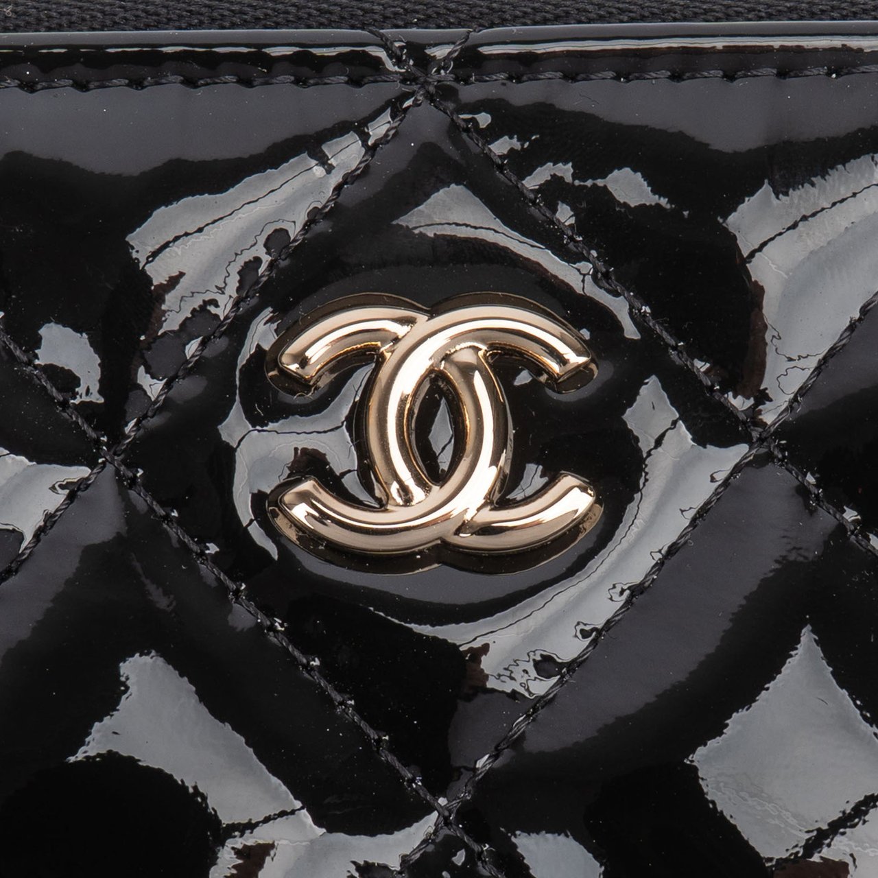 Chanel Chanel Quilted Patent Leather CC Clutch Zwart