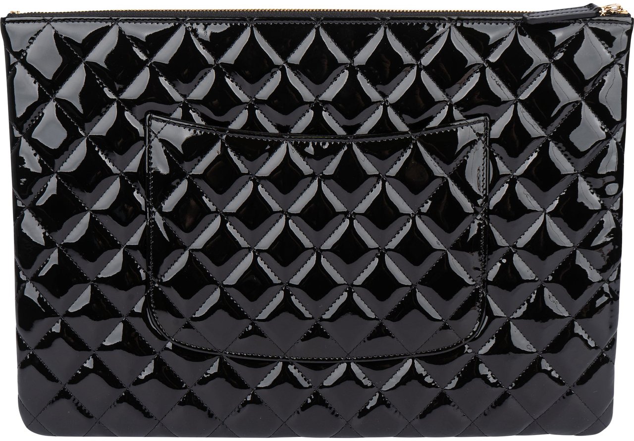 Chanel Chanel Quilted Patent Leather CC Clutch Zwart
