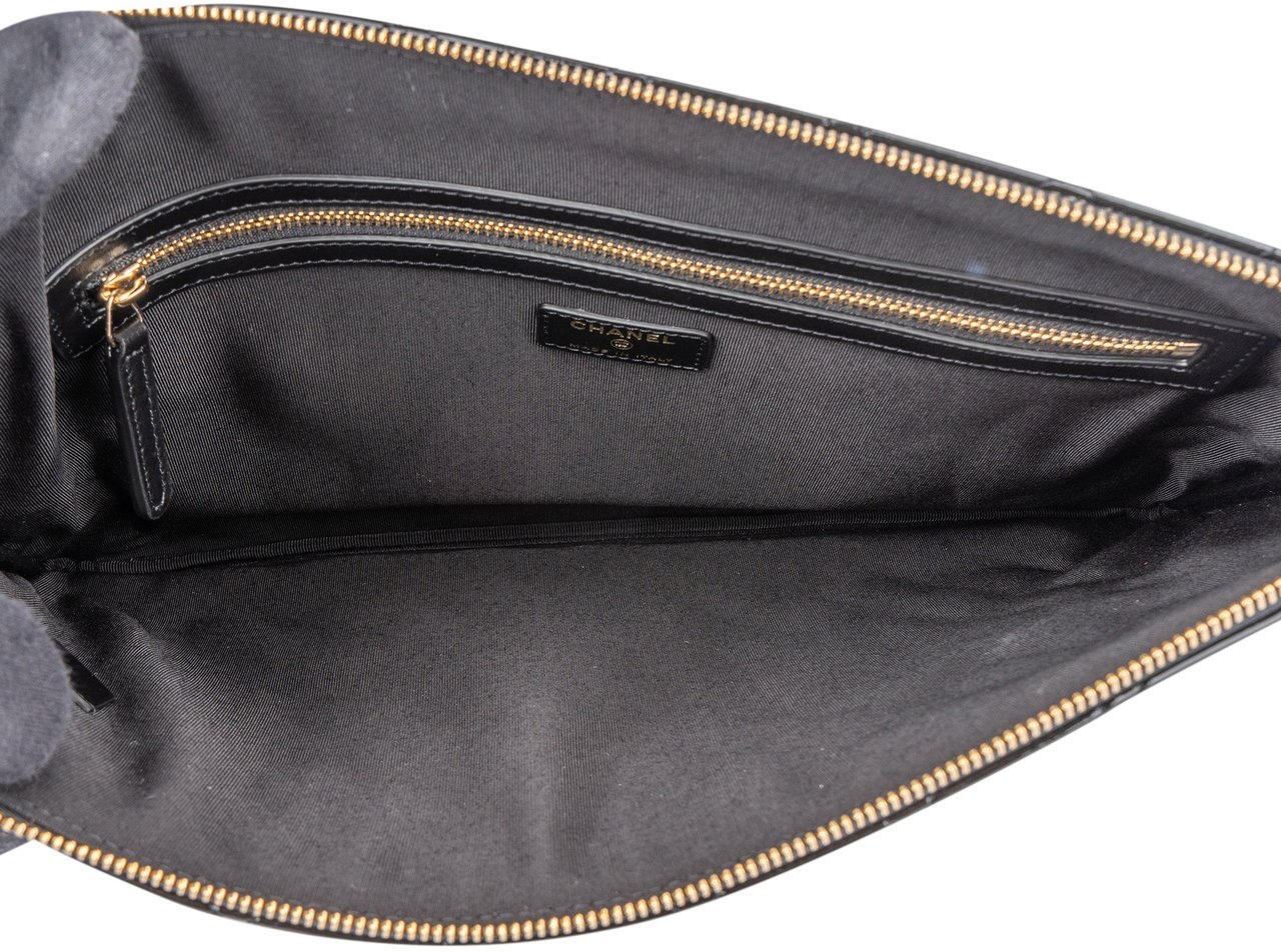 Chanel Chanel Quilted Patent Leather CC Clutch Zwart