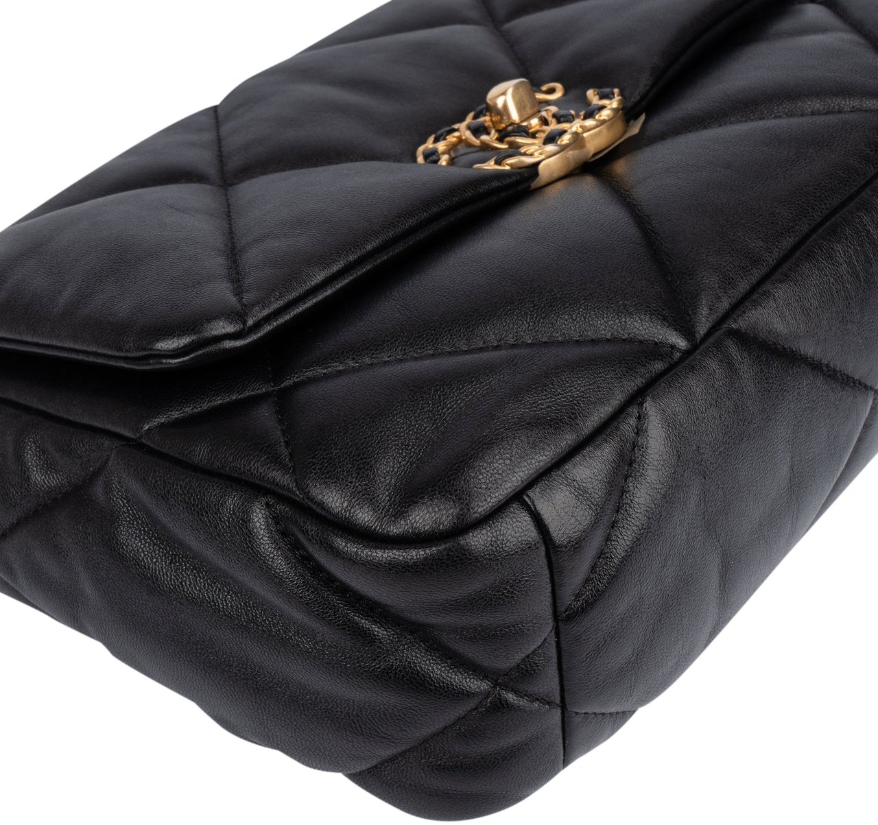 Chanel Chanel 19 Quilted Lambskin Single Flap Crossbody Bag Zwart