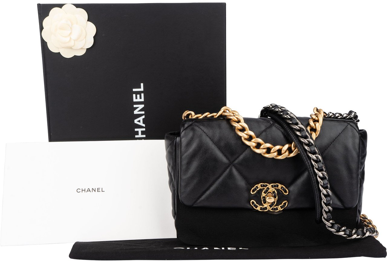 Chanel Chanel 19 Quilted Lambskin Single Flap Crossbody Bag Zwart