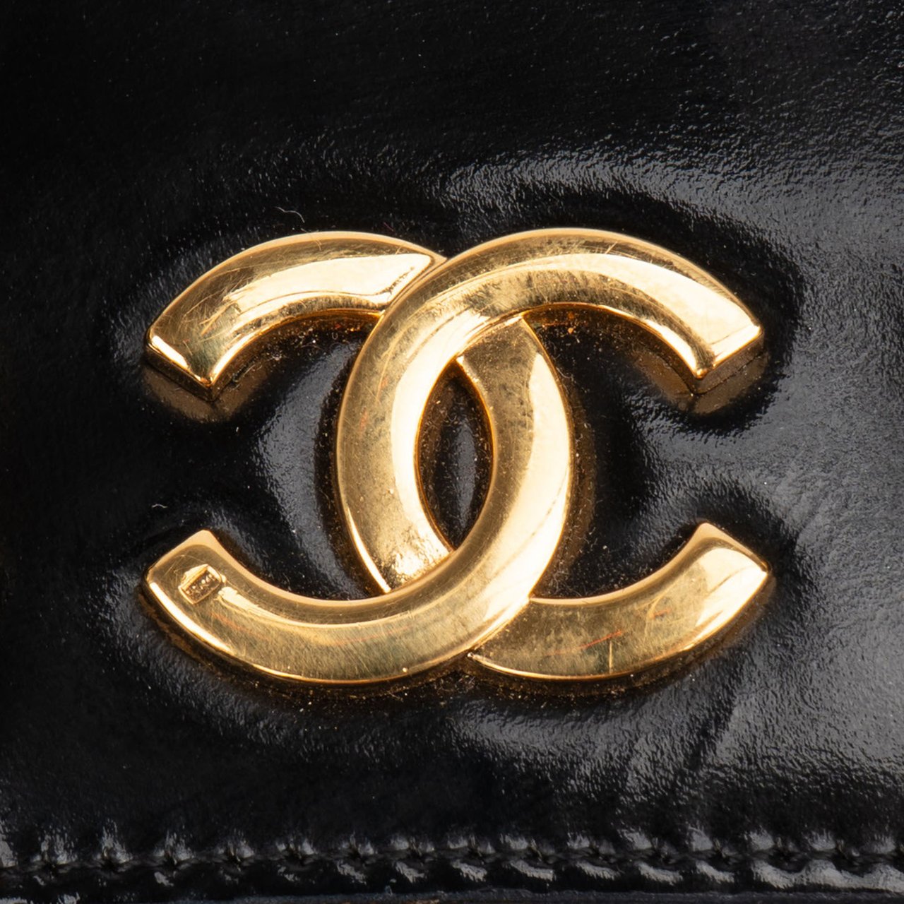 Chanel Chanel Patent Leather 24K Gold Single Flap Shoulder Bag Zwart