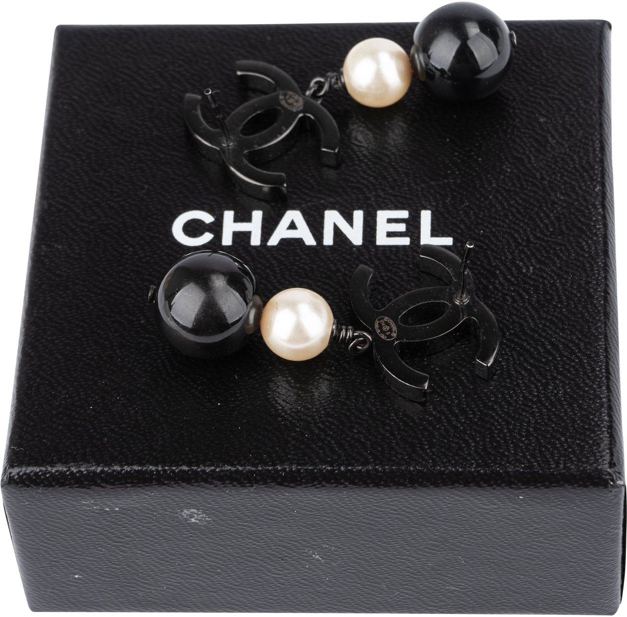 Chanel Chanel Classic Pearl CC Earrings Divers