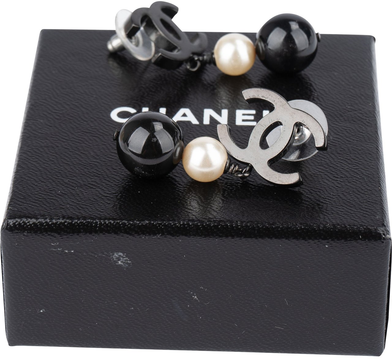 Chanel Chanel Classic Pearl CC Earrings Divers