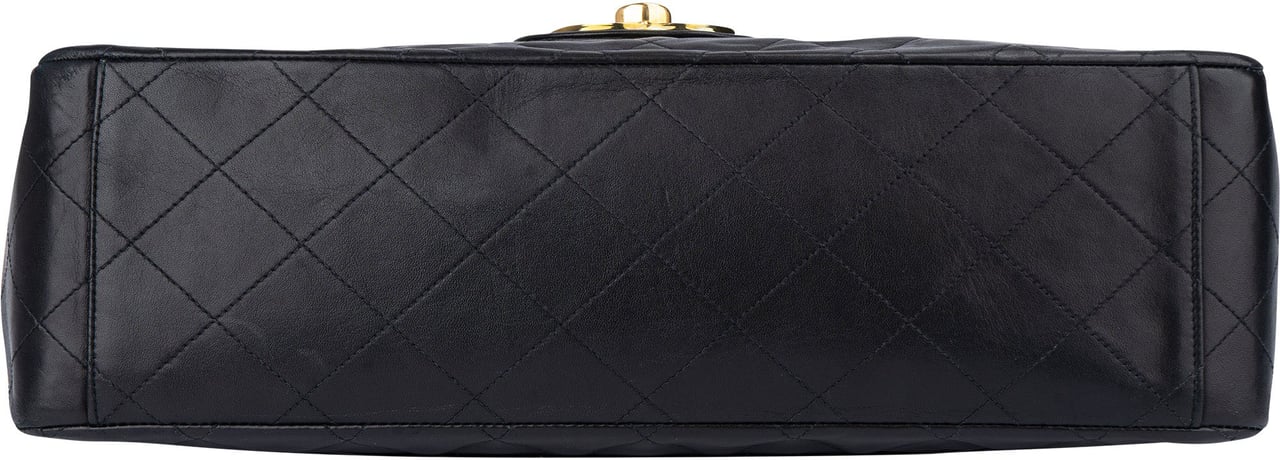 Chanel Chanel Quilted Lambskin 24K Gold Maxi Single Flap Crossbody Bag Zwart