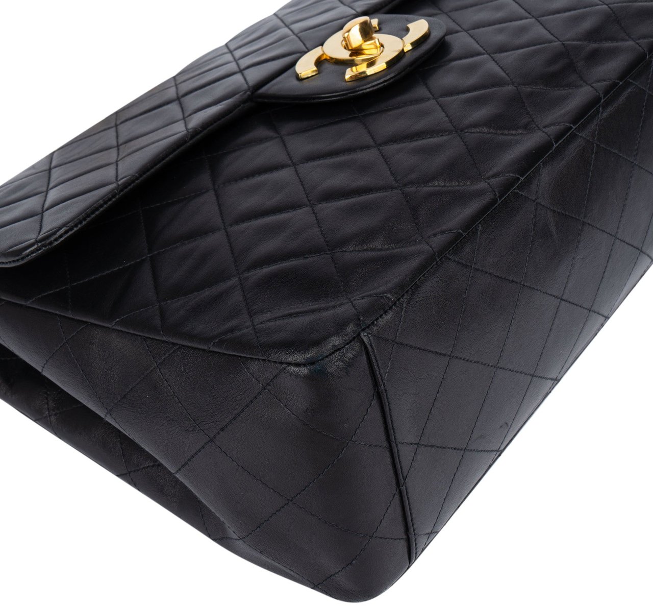 Chanel Chanel Quilted Lambskin 24K Gold Maxi Single Flap Crossbody Bag Zwart