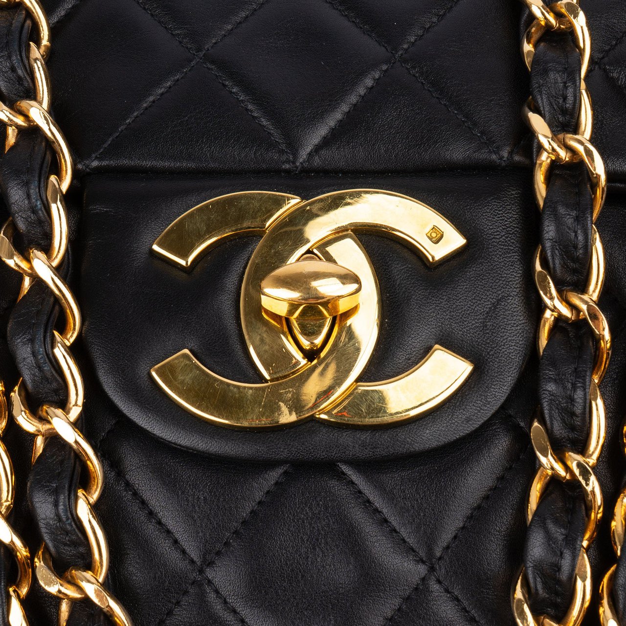 Chanel Chanel Quilted Lambskin 24K Gold Maxi Single Flap Crossbody Bag Zwart