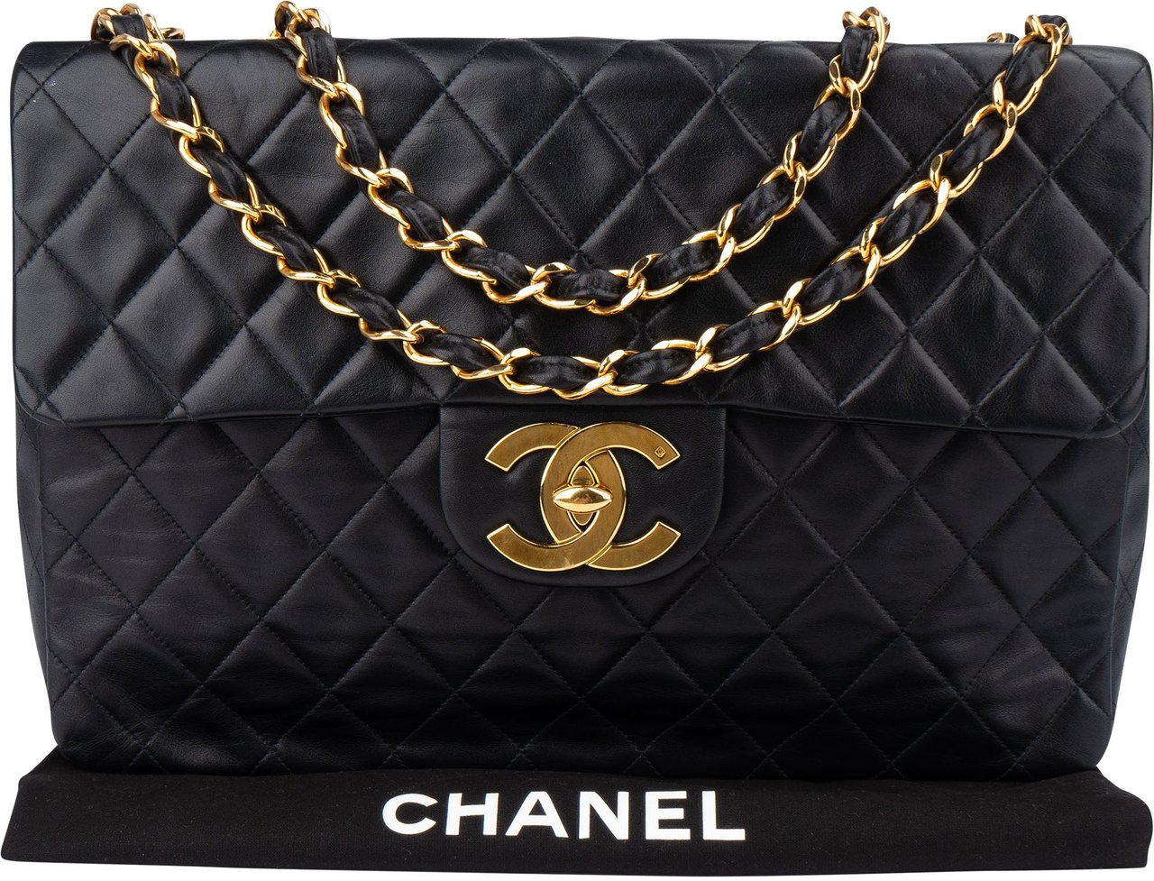 Chanel Chanel Quilted Lambskin 24K Gold Maxi Single Flap Crossbody Bag Zwart