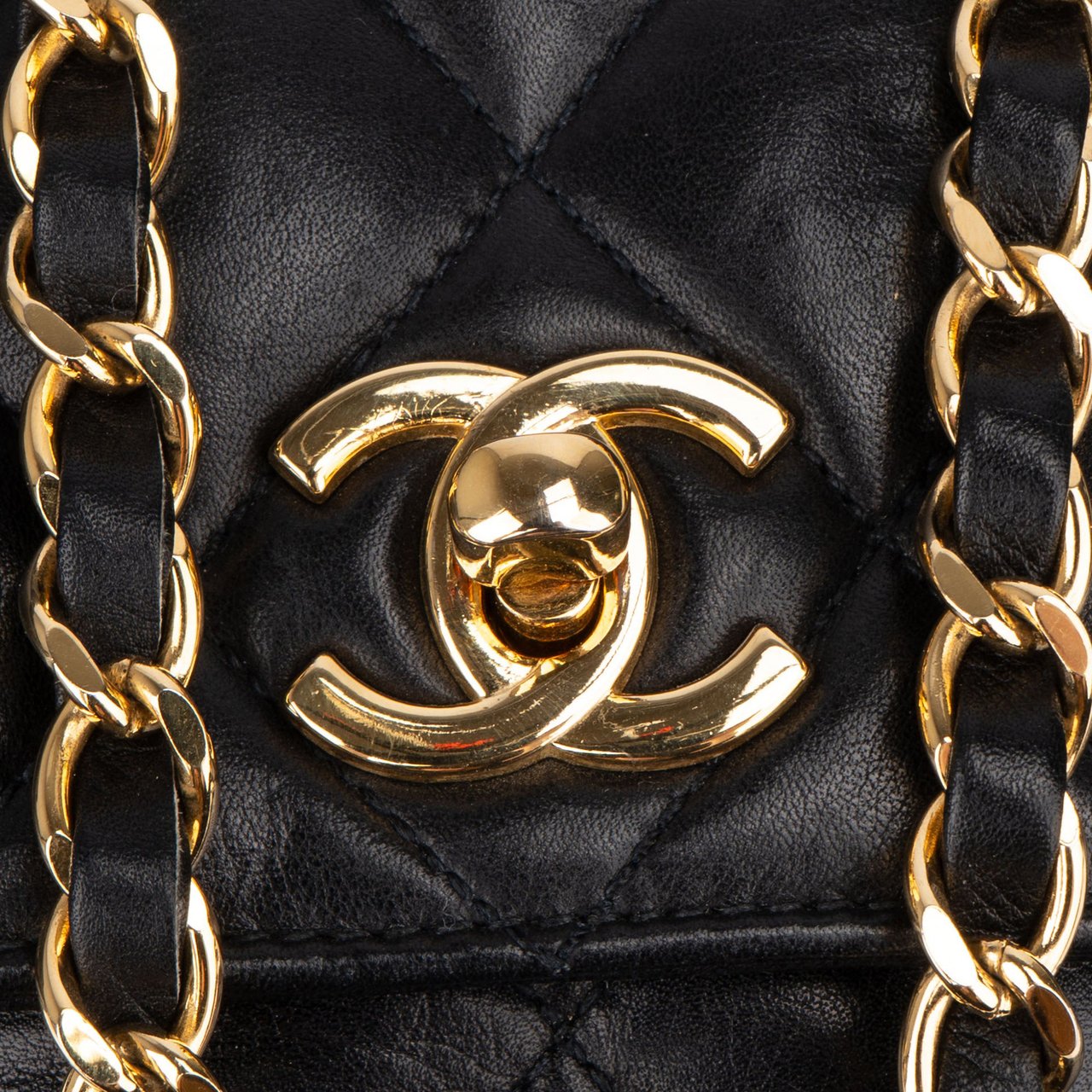 Chanel Chanel Quilted Lambskin Single Flap Crossbody Bag Zwart