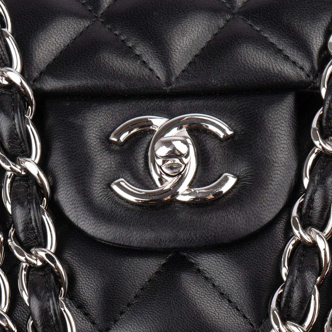 Chanel Chanel Quilted Lambskin Palladium Jumbo Double Flap Crossbody Bag Zwart