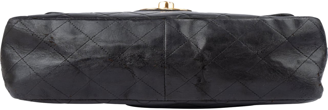 Chanel Chanel Quilted Lambskin 24K Gold Jumbo Single Flap Crossbody Bag Zwart