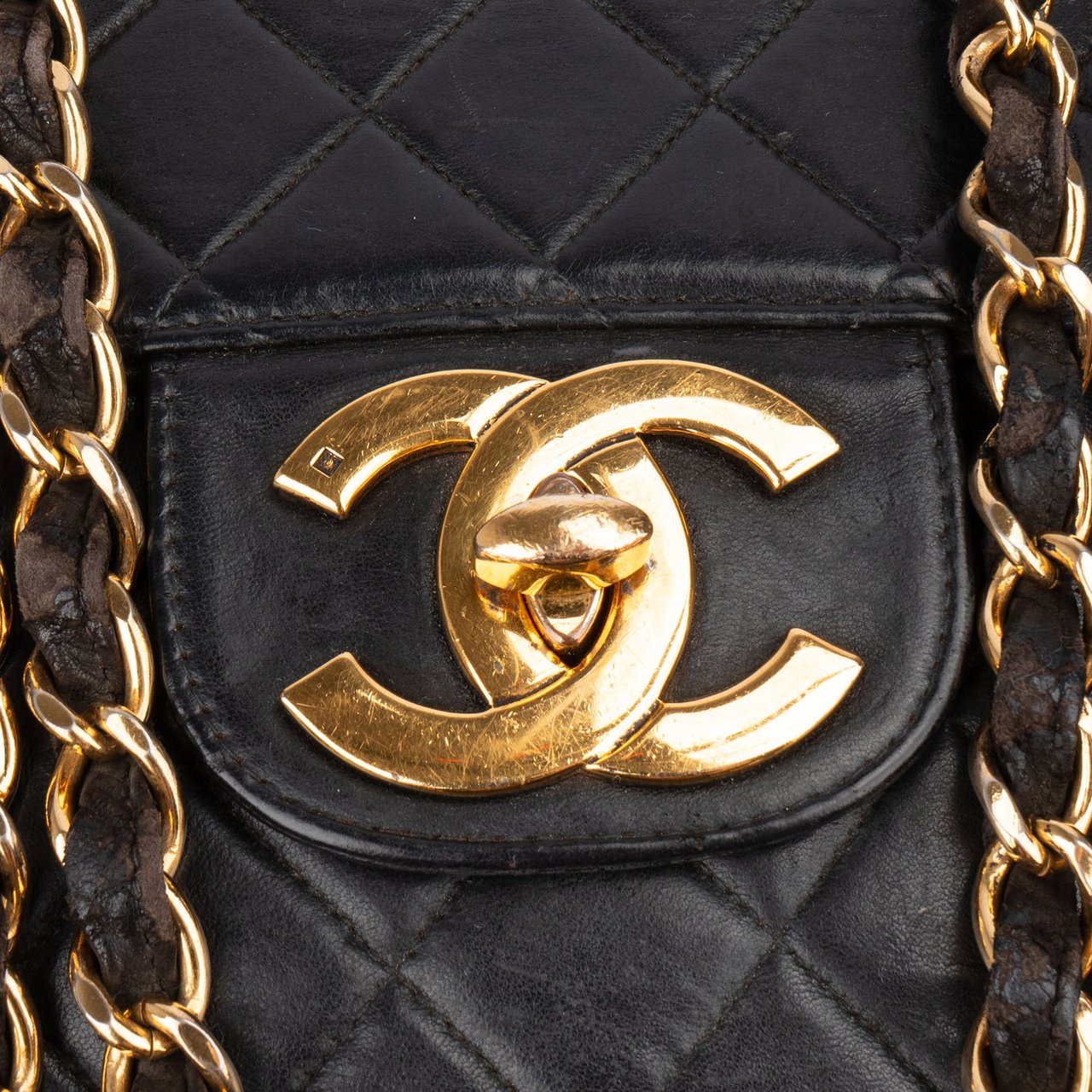 Chanel Chanel Quilted Lambskin 24K Gold Jumbo Single Flap Crossbody Bag Zwart