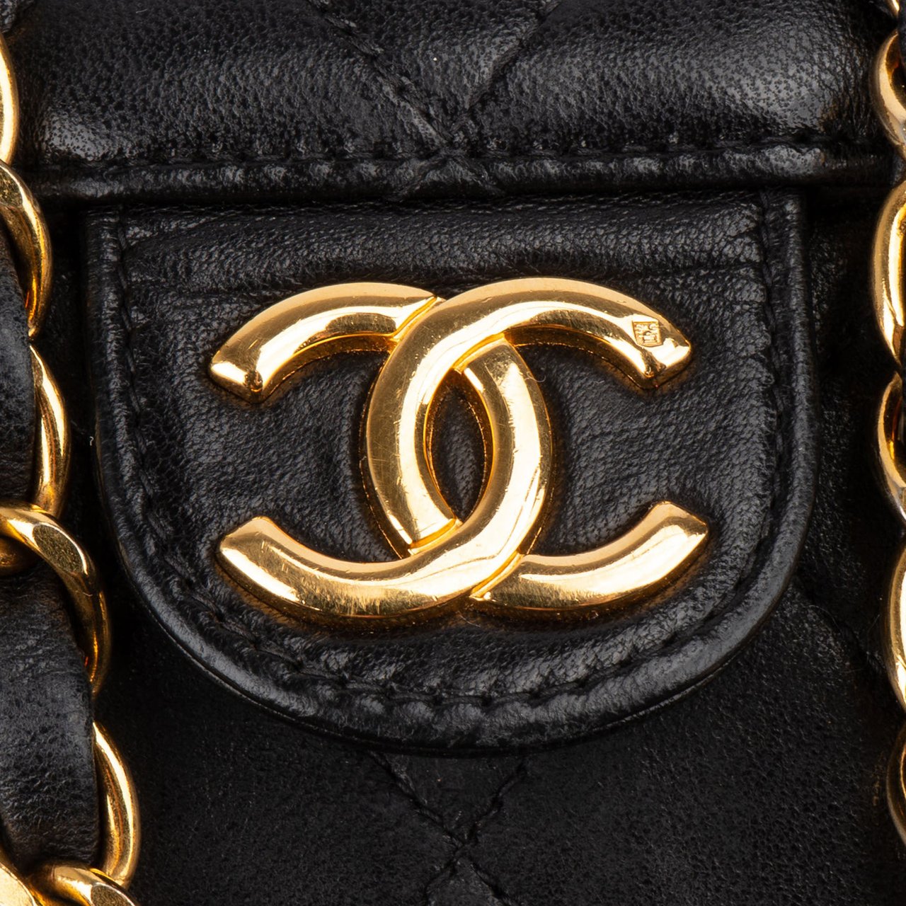 Chanel Chanel Quilted Lambskin 24K Gold Single Flap Shoulder Bag Zwart