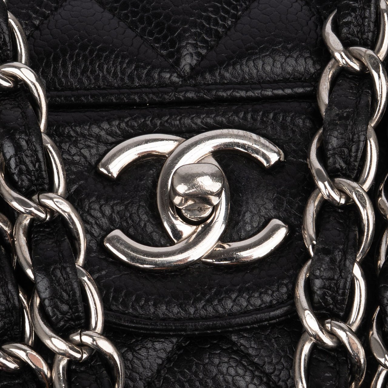 Chanel Chanel Quilted Caviar Leather Palladium Jumbo Double Flap Crossbody Bag Zwart
