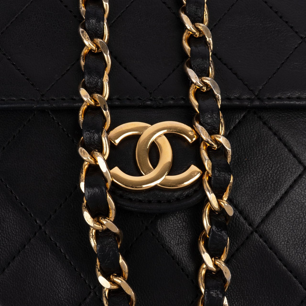 Chanel Chanel Quilted Lambskin 24K Gold Single Flap Crossbody Bag Zwart