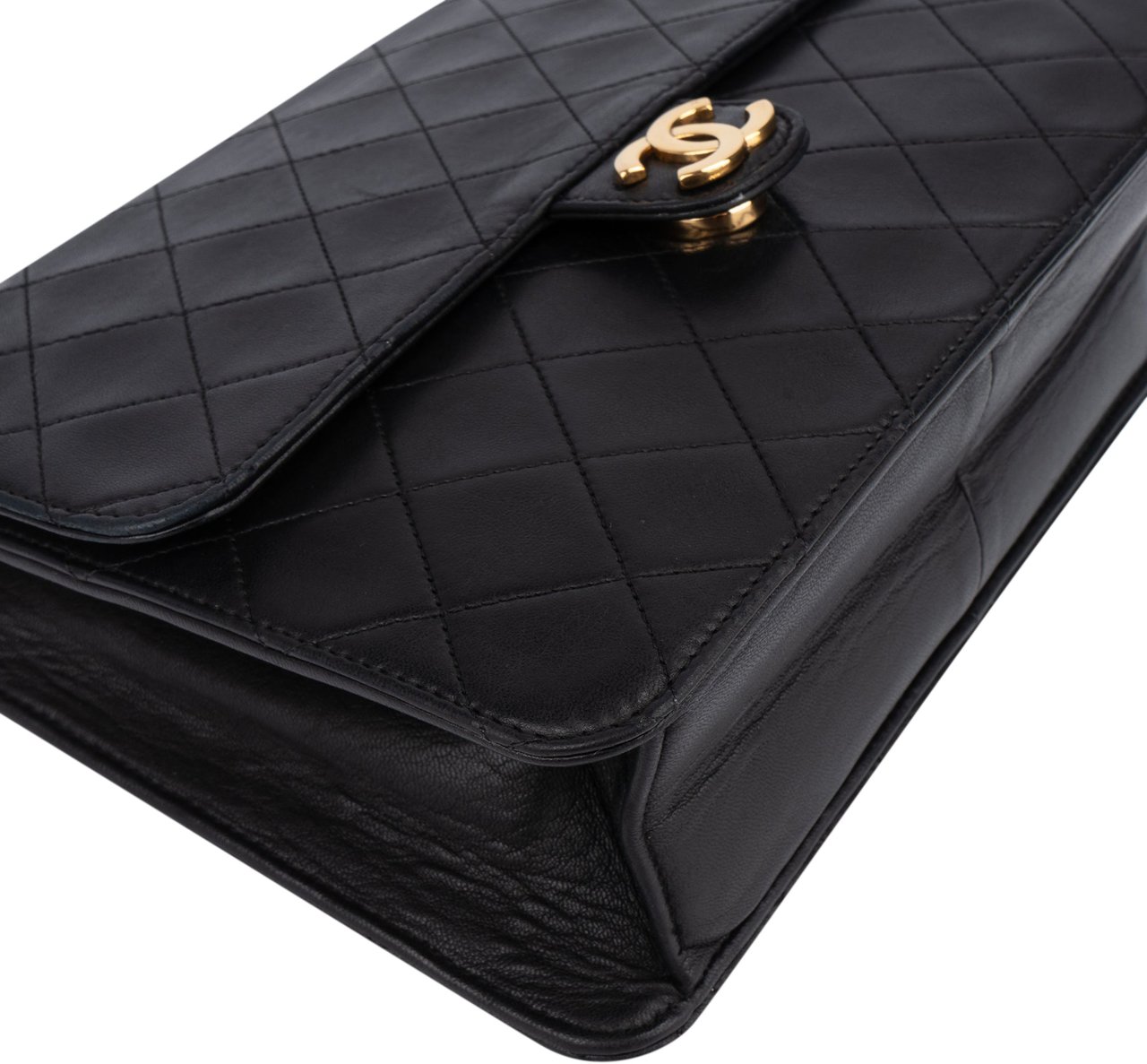 Chanel Chanel Quilted Lambskin 24K Gold Single Flap Crossbody Bag Zwart