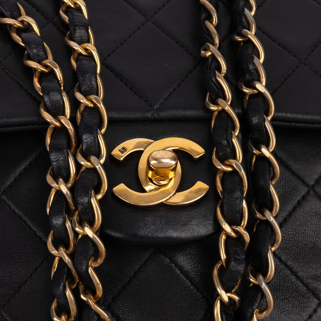Chanel Chanel Quilted Lambskin 24K Gold Medium Double Flap Crossbody Bag Zwart