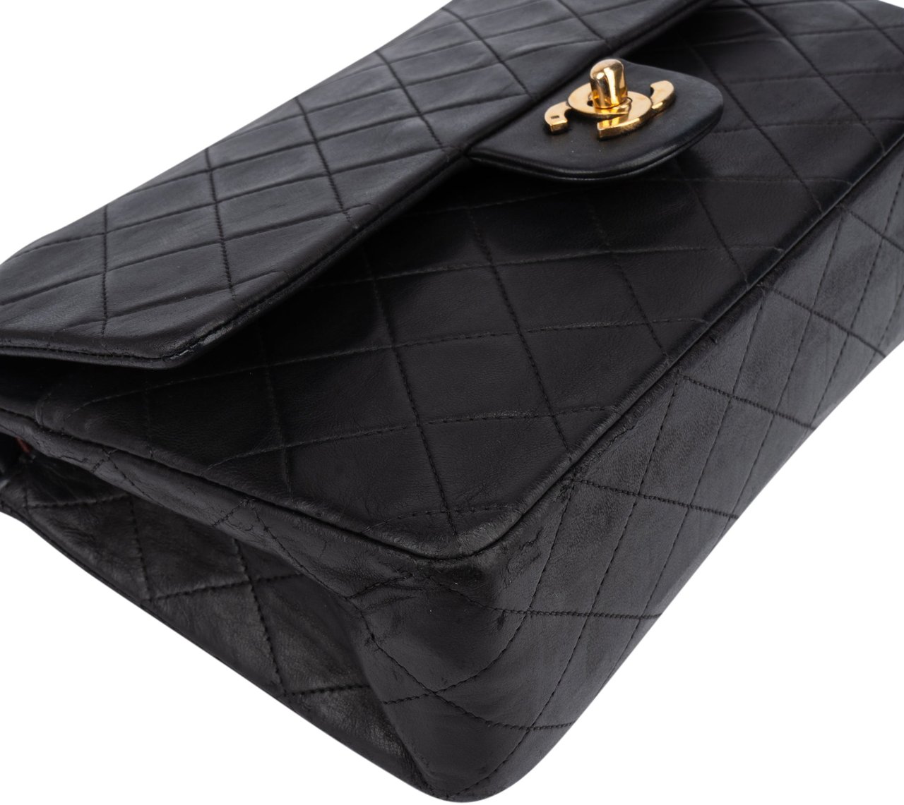 Chanel Chanel Quilted Lambskin 24K Gold Medium Double Flap Crossbody Bag Zwart