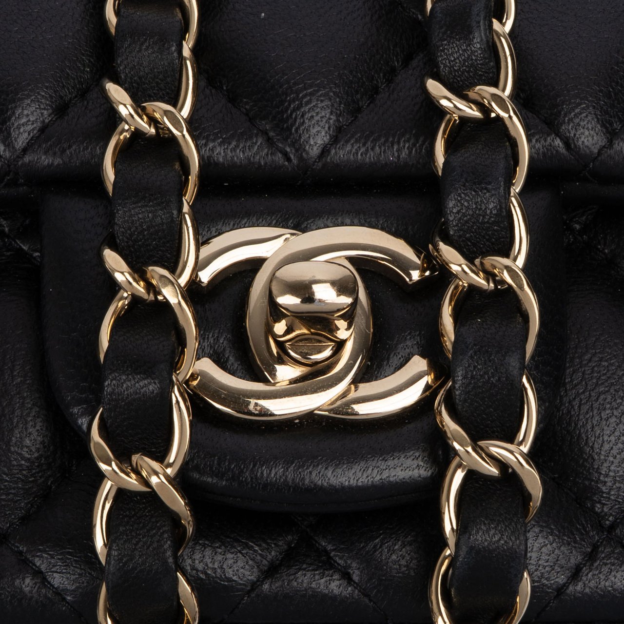 Chanel Chanel Quilted Lambskin Single Flap Crossbody Bag Zwart