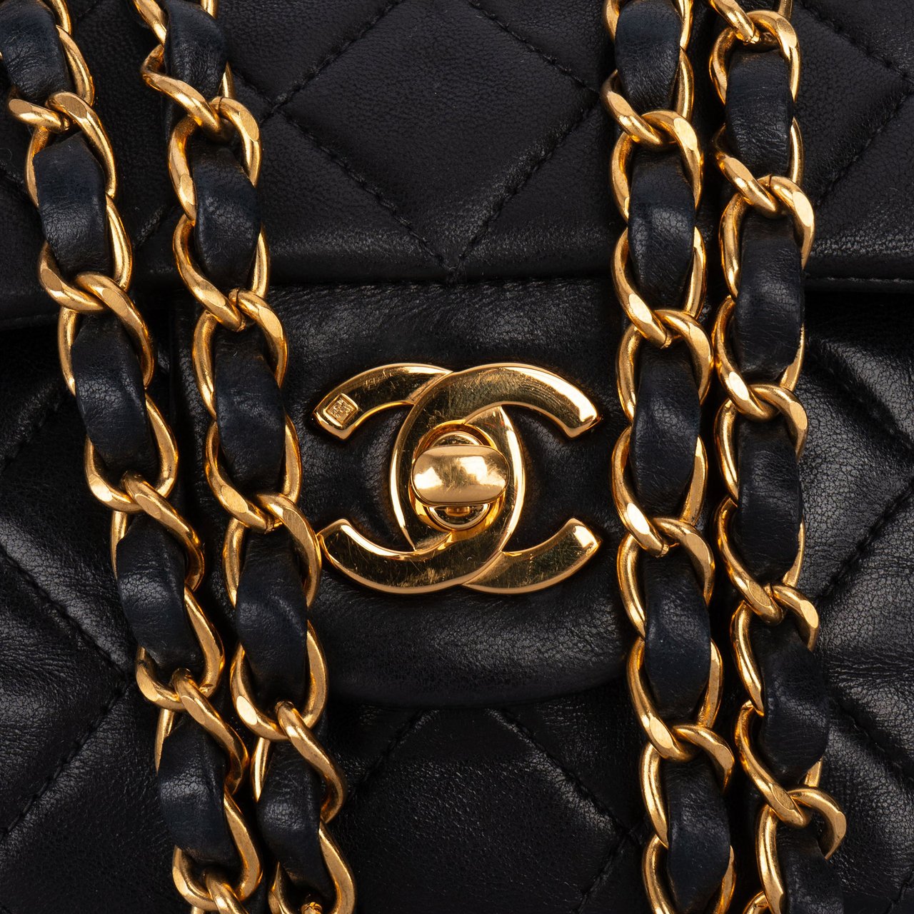 Chanel Chanel Quilted Lambskin 24K Gold Medium Double Flap Crossbody Bag Zwart