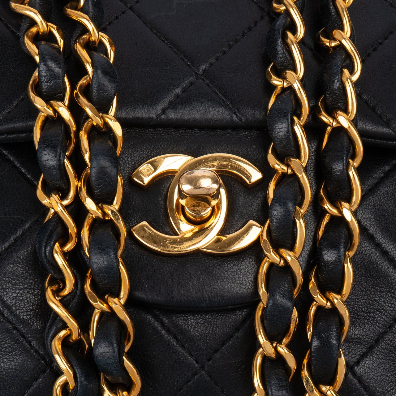 Chanel Chanel Quilted Lambskin 24K Gold Small Double Flap Crossbody Bag Zwart