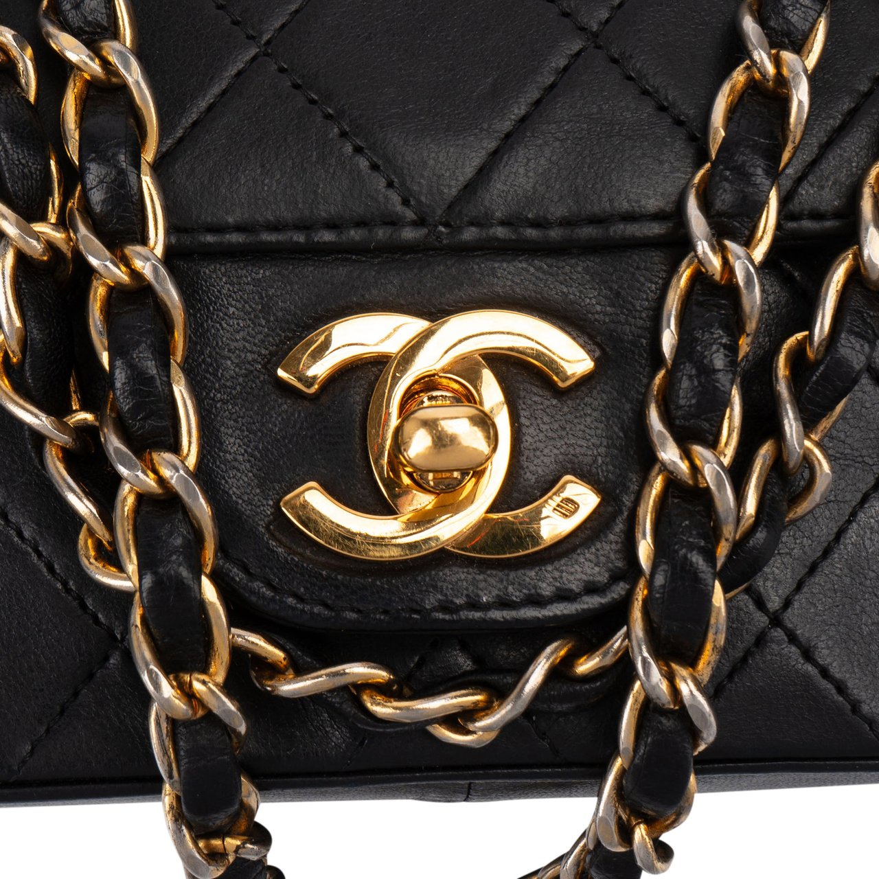 Chanel Chanel Quilted Lambskin 24K Gold Double Flap Shoulder Bag Zwart