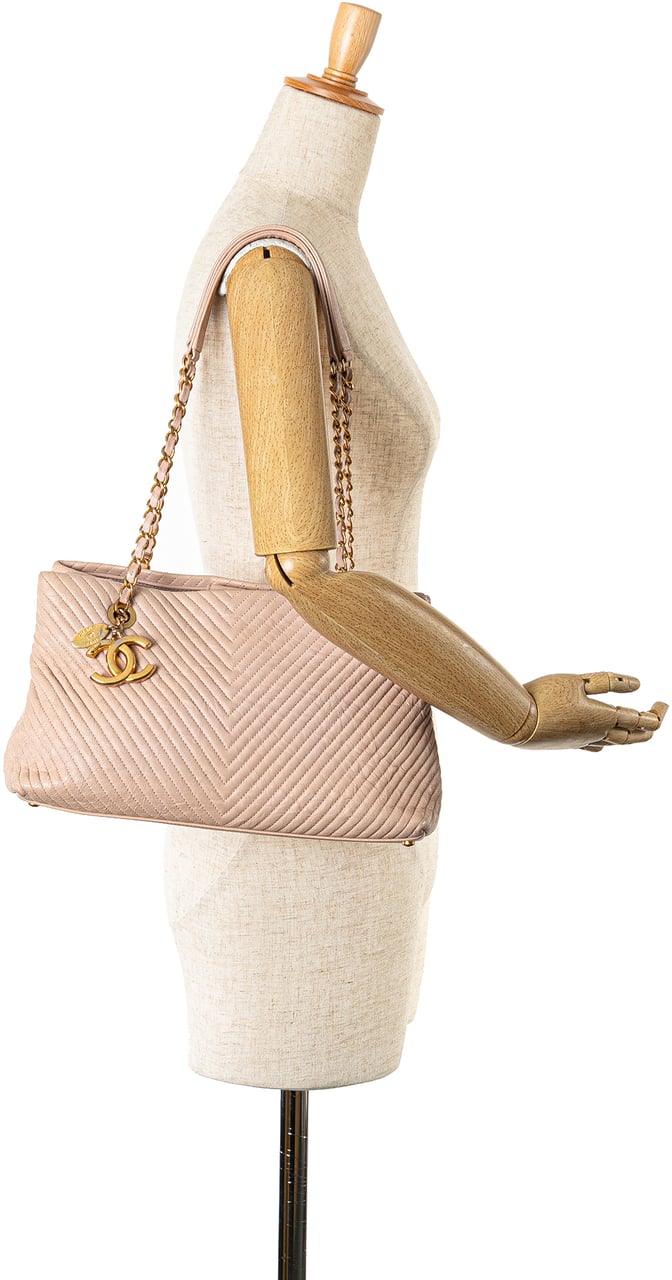 Chanel Large Chevron Calfskin Surpique Tote Roze